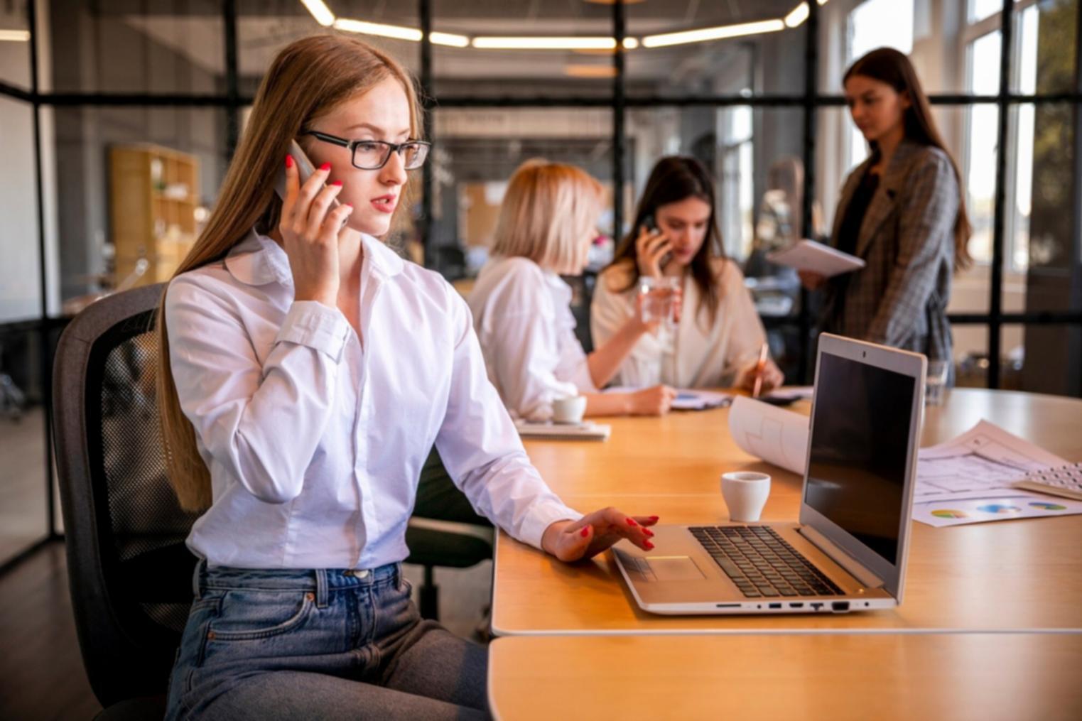 Espace de travail organisé symbolisant la planification financière